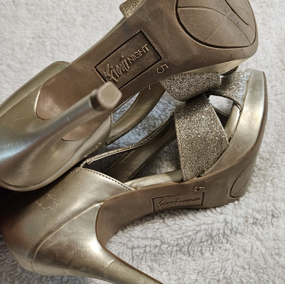 Fioni Gold Glitter Pumps - Picture 3 of 4